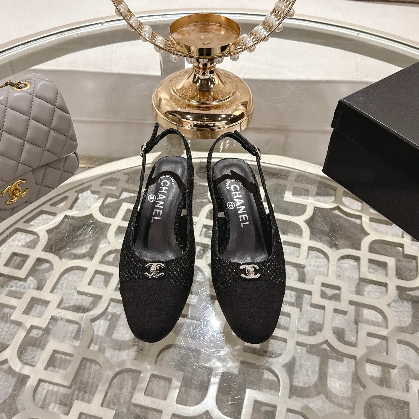 👟👟Ex-factory price 540👟👟 Chanel 𝟐𝟎𝟐𝟓SS spring and summer new double C button Mary Jane 🆕 Xiaoxiang𝐂jia's beautiful Mary Jane sandals are so sweet that they are so beautiful that they have a round square toe design. Cute and cute ~ metal/button logo. The appearance is super online. When you wear it, you will feel like a wealthy daughter. I thought it looked good only when I put it on my feet, I realized how easy it is to wear ~ Upper: Customized lambskin Lining: Sheepskin Outsole: Genuine leather outsole imported from Italy Code number: 35-42 (customized on 40.41.24, non-refundable) Packaging: The latest gift box packaging at the counter